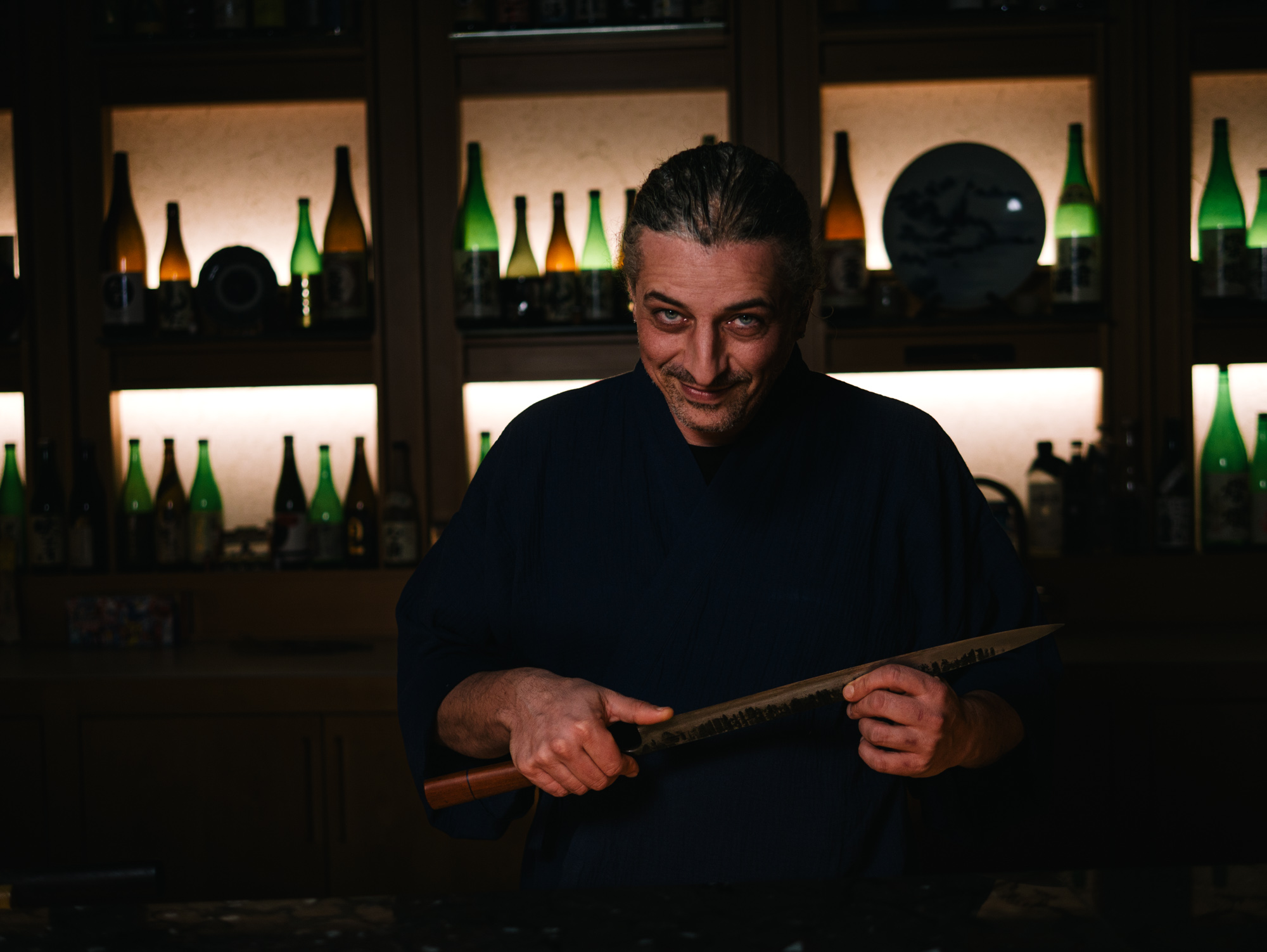 Francesco Preite con un coltello giapponese